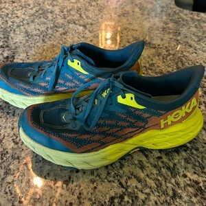 Hoka One Speedgoat 5 Mens size 10D Blue Coral Evening Primrose